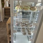 ほのぼのベーカリー - レジ横冷蔵庫にも