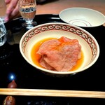 まき村 - ✽ 和牛に卵黄が絡んでいるのかな、肉の下にトマトと確かアスパラがあって、奥深いすき焼きのような味わい。