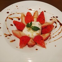 白金Baru - とっておき苺とブラータチーズのカプレーゼ