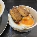 燕三条らーめん潤 - チャーシューエッグ丼