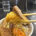 燕三条らーめん潤 - 半熟目玉焼きにホロホロのチャーシューのチャーシューエッグ丼。素朴ながら旨いミニ丼