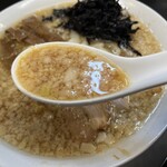 燕三条らーめん潤 - 背脂が覆ってコッテリと思われがちですが、コクがありつつ意外にもすっきりした味わい。