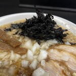 燕三条らーめん潤 - チャーシュー、メンマ、刻みタマネギ、岩のり 燕三条系お馴染みのトッピングたち