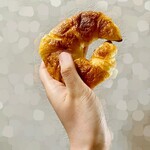 ブーランジェリ･エ･カフェ　オブジェ - クロワッサン♡外はサックサク！中はフワッフワの生地に特級バターが練り込まれていてサイコ〜においしい……齧った瞬間に口の中に広がるバターの風味と旨味がたまらない、最高のクロワッサン。好き