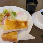 Mugi - モーニングセット(税込700円)
①トースト②目玉焼き③千切り甘藍&レタス&ミニトマト&ハム④お味噌汁
お飲み物《セットドリンク》①HOT珈琲
見た目は普通のモーニング、丁寧に作られちょっぴり美味しい