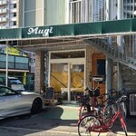 Mugi - 広島電鉄観音町電停から徒歩2分の「喫茶　麦」さん
2003年開業、店主さんのワンオペ、朝7時から営業
サイディングの壁、ガラス壁とガラス張り自動引戸扉、大きな深緑の庇、スッキリとして清潔感のある佇まい