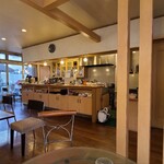 Mugi - 店内はクリーム色の天井、クリーム色の壁、木板張りの床、対面キッチンの様な厨房、家庭的な寛ぎの空間です。
BGM代わりにテレビ音声が流れています