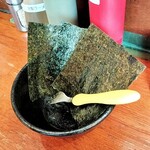 ラーメン 末廣家 - 取り分け用の器に海苔3枚がサービス♪