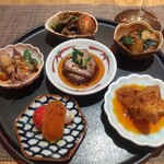 fu-fu shisen - 前菜盛り合わせ、上から時計回りで　木耳、茗荷、葱山椒和え、じゃが芋のバジル炒め、麻辣たけのこ、からすみ、ほたるいか胡麻ソース、真ん中はマグロ叉焼