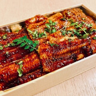 煮穴子弁当3800円や鰻弁当6000円をお土産でいかが？