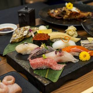 為您提供使用在豐洲精挑細選採購的鮮魚，制作的正宗壽司