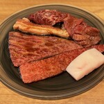 Yakiniku 名もなき名店へ 一切入魂一枚売り焼肉 - 肉アップ　美味しいお肉です。