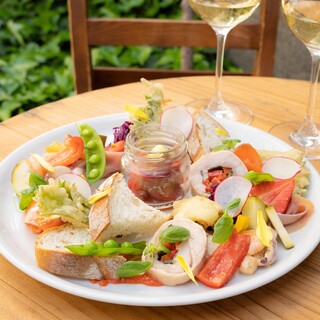 おすすめは前菜の盛り合わせや名物バターミルクフライドチキン