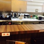 Tsukemen Enaku - カウンターから見える厨房