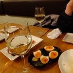 串酒場チチカブ - 絶品★奇跡の煮玉子+白ワイン　グラス：280円