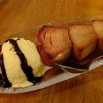 串酒場チチカブ - バームクーヘン串(アイス添え)：380円