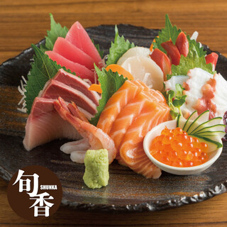 Enjoy seasonal fresh fish selected by connoisseurs