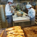 1954 Fukuoka - カレーパンの中身詰めてる