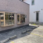 芽里 - お店の前には駐車場