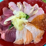 神山鮮魚店 - 四色丼 中トロ・ブリ・イクラ・サーモン 800円