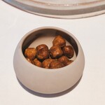 モトイ - カリッと食感のよいヘーゼルナッツを食べながらお料理を待ちます^_^