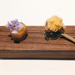 モトイ - 一品目　左コンビーフはっさく・深みのあるお肉と酸味のある柑橘　右もっちり食感のよもぎふ西洋わさびチーズ　どちらも異種の組み合わせをびっくりするほど上手くまとめています。