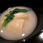 虎白 - お椀：早掘り筍 白胡麻豆腐 白味噌仕立て