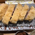 とんかつ ひこのや - きめ細かでサクサクを越えてシャクっと崩れるような衣のついたロースカツ