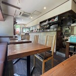 つきじ川食堂ひさ野 - 日中は公園の緑と光が差し込む明るい空間