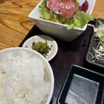 牛かつ ぎゅう太 - サラダとご飯