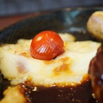 つきじ川食堂ひさ野 - チーズに添えられたトマト