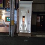 バー クーゲル - ビルとビルのスキマのこの通路を入っていきます。って、わかるかい!!