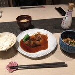 Restaurant 由 - 