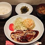 Kissa Suzu - 喫茶 寿々 ＠新日本橋 ランチ 煮込みハンバーグ 税込850円 みそ汁はナメコを選んで、ご飯少な目でお願い