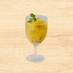 Public House The AXTELL - 【ゴールデンキウイスカッシュ】ゴールドキウイを贅沢に使用した、ビタミンたっぷりなトロピカルジューシーなモクテルです。元気モリモリ◎