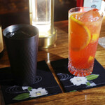 Bar Vanitas - 3番のハイボール(2000円・外税)、オレンジとカンパリのカクテル(1500円・外税)
