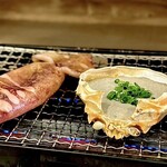 磯丸水産 - イカの浜焼き、蟹味噌の甲羅焼き