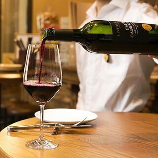 当店ソムリエが厳選！50種類以上のワインをラインナップ