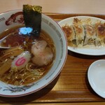 からすや食堂 - 醤油ラーメン（小盛）400円　＋　餃子 300円