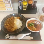 獅子丸 - カツカレーライス700円 ミニ担々麺100円