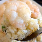 餃子と中華 つつみ人 - プリップリッのエビが載った、エビ炒飯