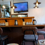 餃子と中華 つつみ人 - 写真左上に福森晃斗選手の名の書かれた額が