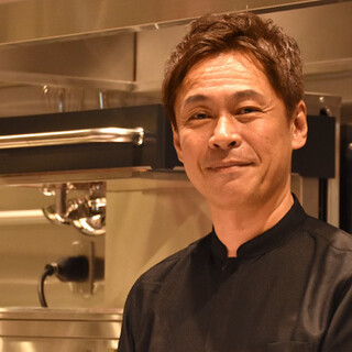 Kenichi Matsumura, a chef who has honed his skills from a wide variety of experiences and approaches cooking with sincerity.