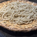 Narutomi - 茨城産と北海道産の蕎麦粉を使用した十割。ざるの上で、お蕎麦がきらきら輝いています