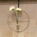 寿司 う月 - 花が生けられている