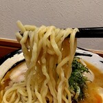 俺の中華たなか家 - 麺リフト⤴️　先入れした「辛味噌」の唐辛子も絡めた「自家製太麺」は食べ応えあって旨し(๑´ڡ`๑)