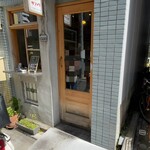 カレー サファリ - 間口狭いけど、こだわりを感じるオシャレな外観。