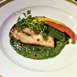 Danae - メインの魚料理　真鯛のポワレ　香ばしく焼けた真鯛の身に、魚から出た旨味たっぷりのほうれん草のソースが絶妙です♪本当に美味しいです！