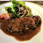 Danae - メインの肉料理　牛フィレ肉ソース・クレーム・ド・バルサミコ ホールブラックペッパーがピリッと効いたソースが秀逸です♪