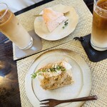 Cercle Dish and Coffee - 桜のバスクチーズケーキとにんじんレモンスパイスシフォンケーキとカフェオレ